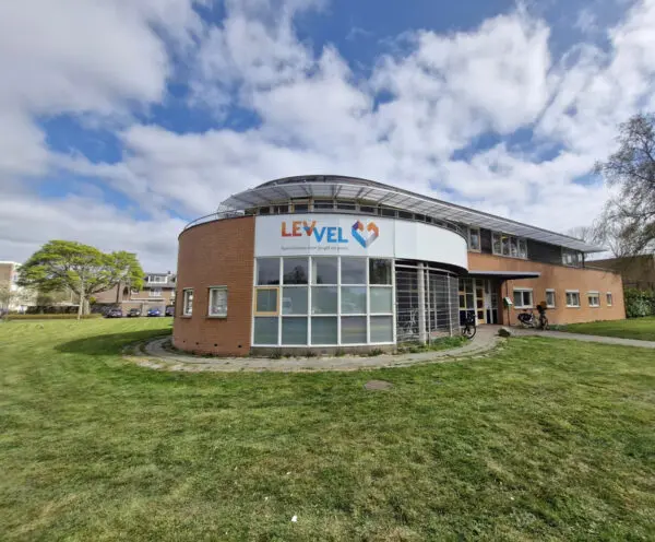 gebouw met logo van levvel er op