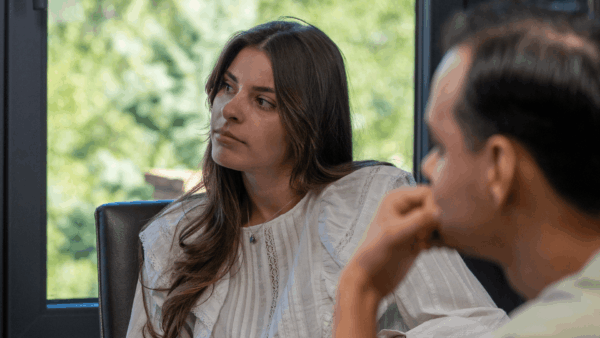 Twee mensen luisteren aandachtig naar een persoon