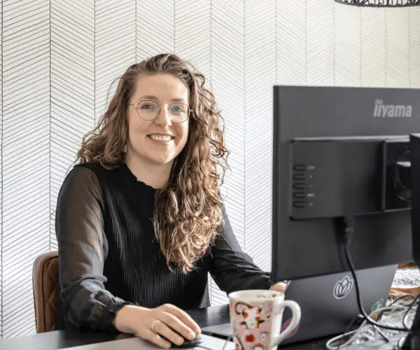 vrouw achter laptop