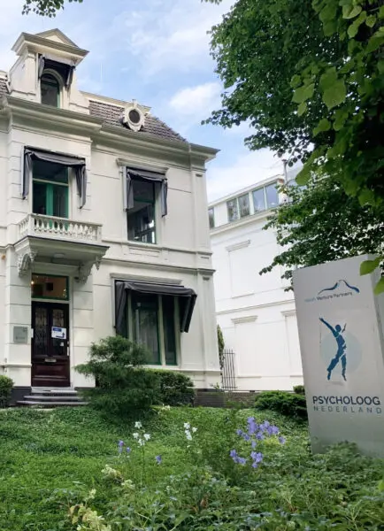 gebouw met logo van Psycholoog Nederland voor de deur