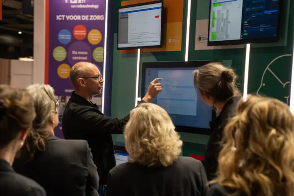 man geeft een demo aan een groep mensen