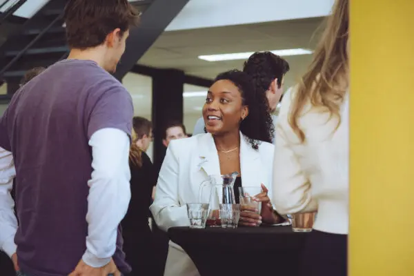 mensen met elkaar in gesprek op een bijeenkomst