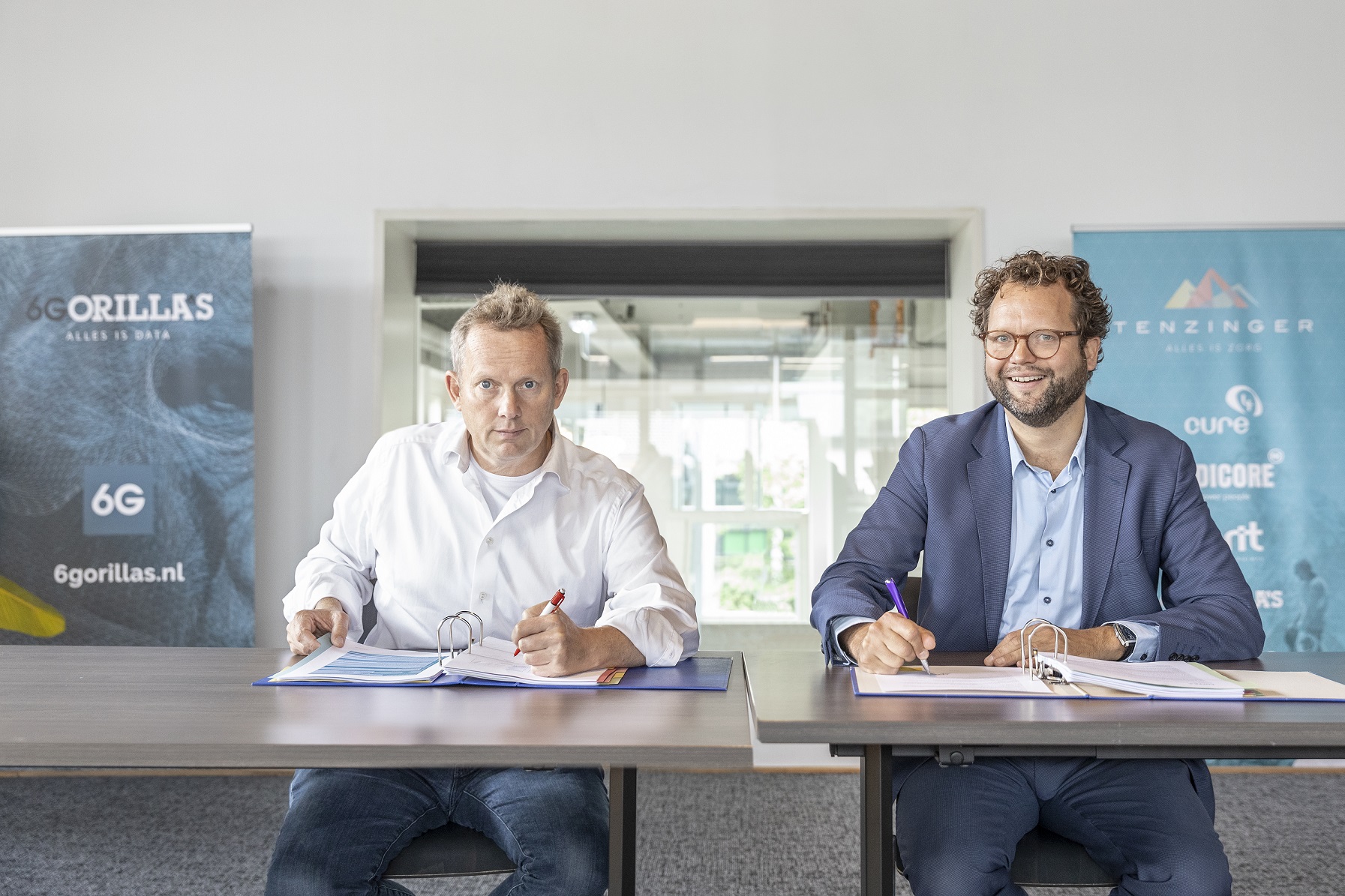 Boris Hololtcheff en Jasper ten Dam ondertekenen contract